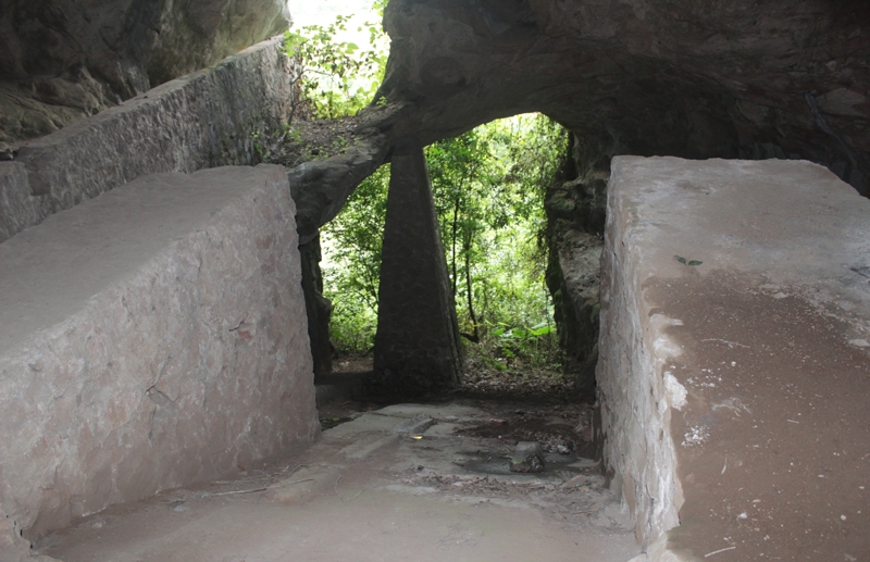 Kỳ vĩ hang Huyện