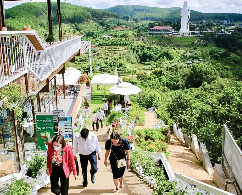 Trải nghiệm cà phê đặc sản bên thác Voi