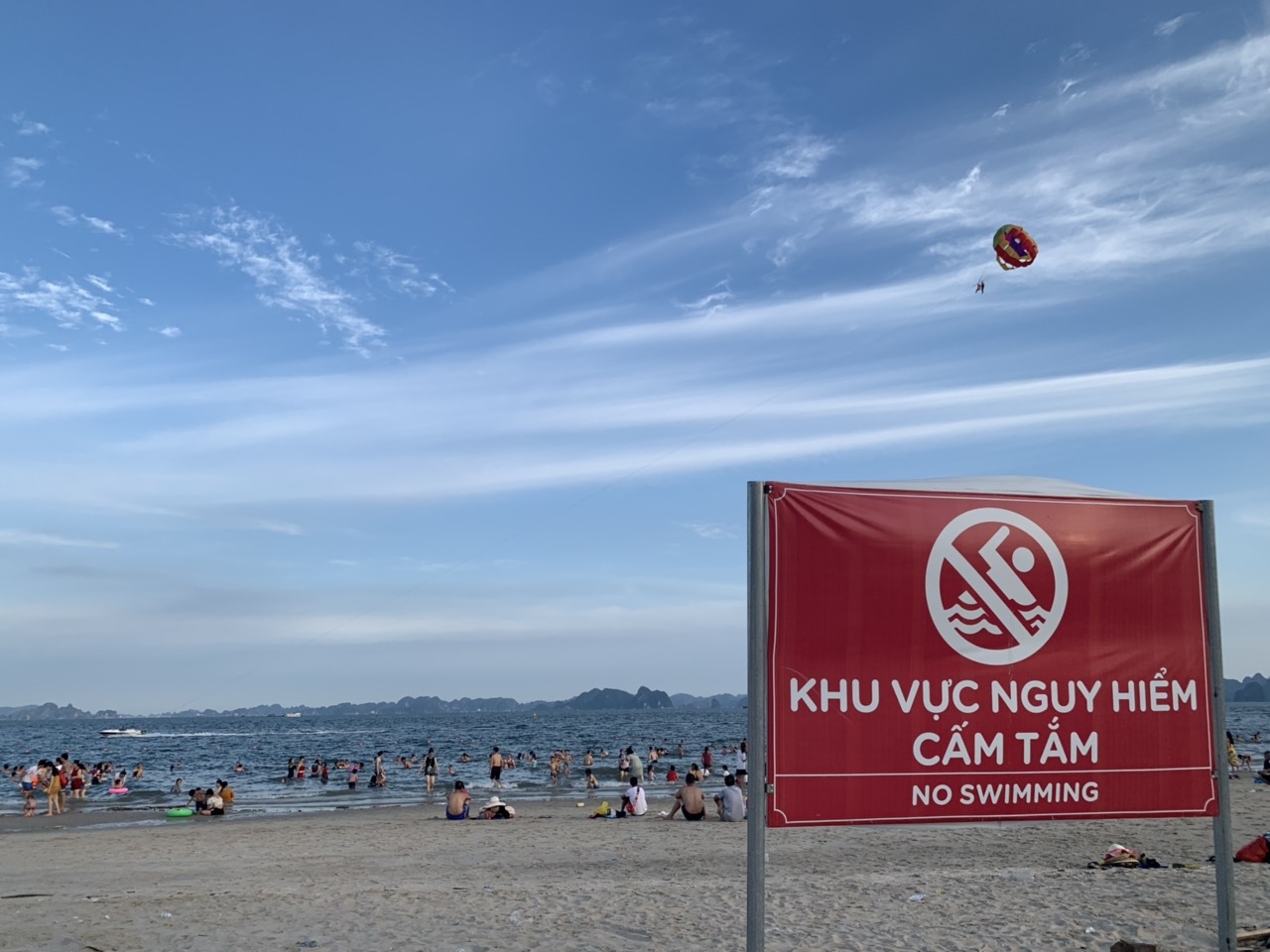 bai chay ngo ngang du khach than nhien tam bien o khu vuc cam