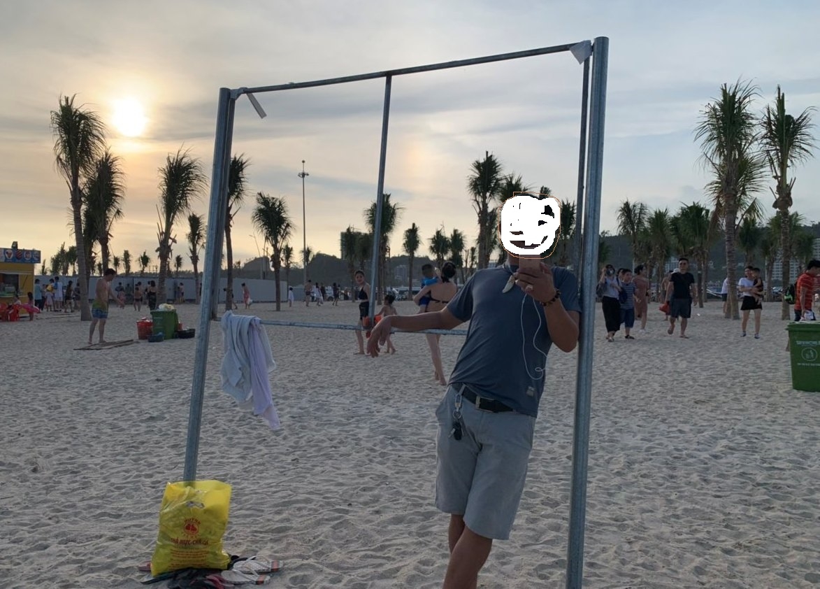 bai chay ngo ngang du khach than nhien tam bien o khu vuc cam