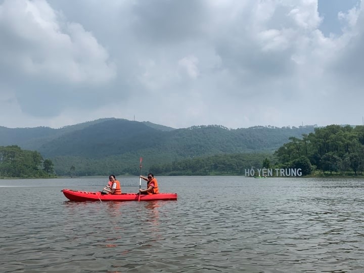 ho yen trung gap da lat ngay giua long uong bi