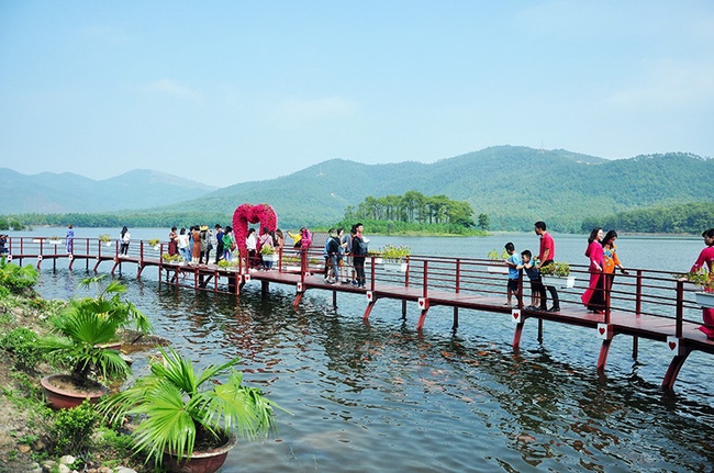 ho yen trung gap da lat ngay giua long uong bi