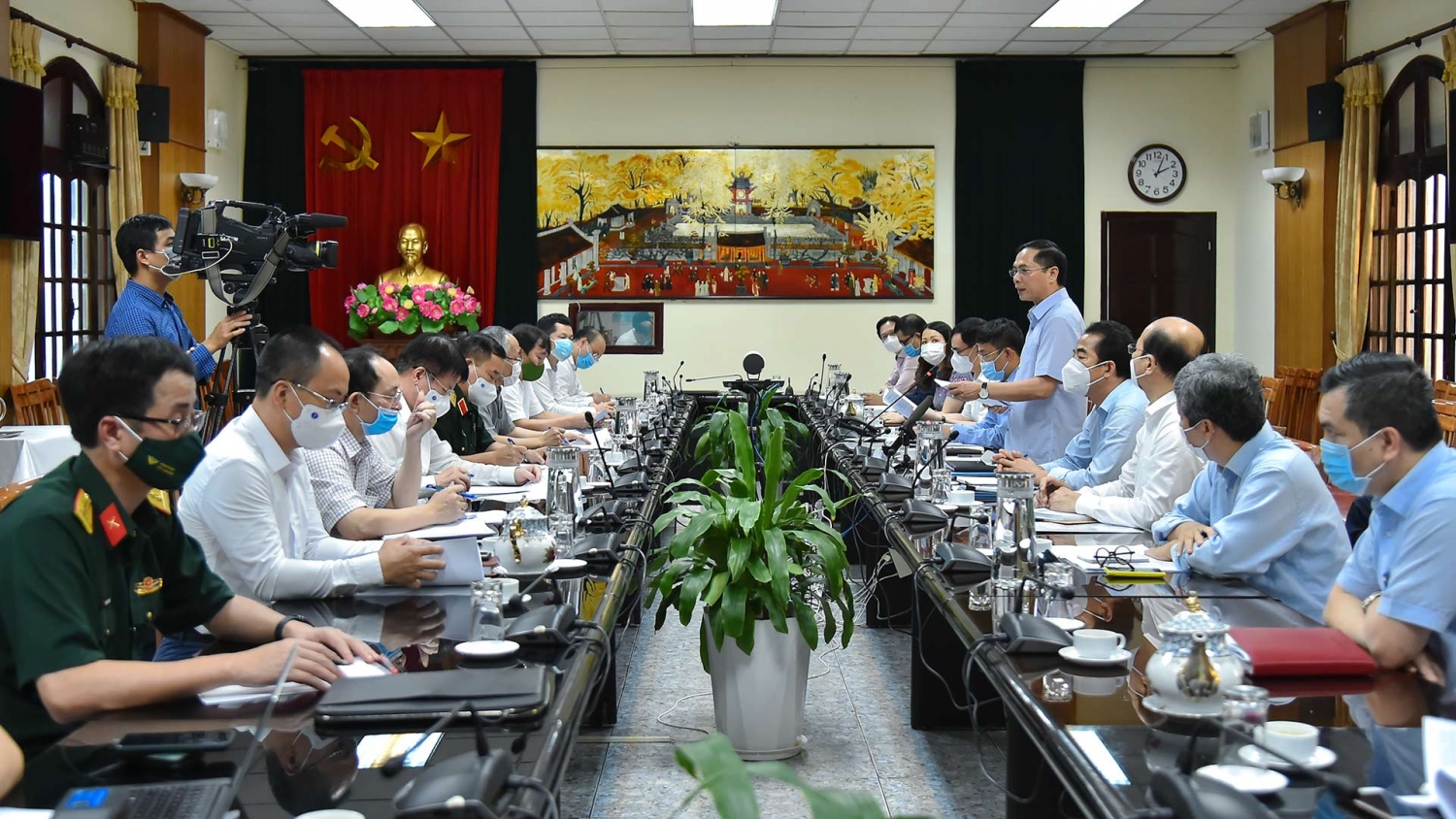 Chủ động, khẩn trương tiếp cận các nguồn vắc-xin, thuốc điều trị và trang thiết bị y tế phục vụ nhu cầu phòng chống dịch Covid-19