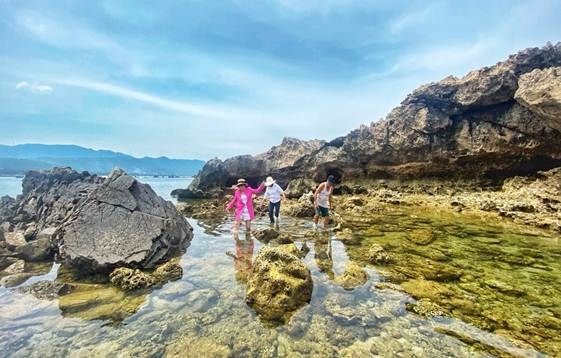 Khám phá Hòn Chông độc lạ