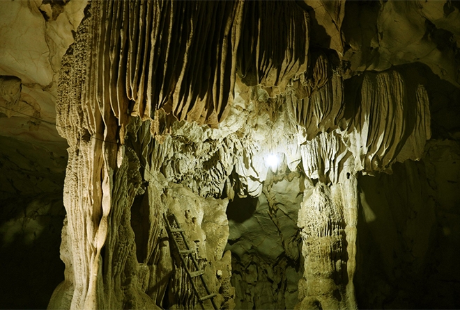 Hang Cẩu Quây - sửng sốt "Thiên Cung trên núi" hồ Thác Bà Hang Cẩu Quây - sửng sốt "Thiên Cung trên núi" hồ Thác Bà