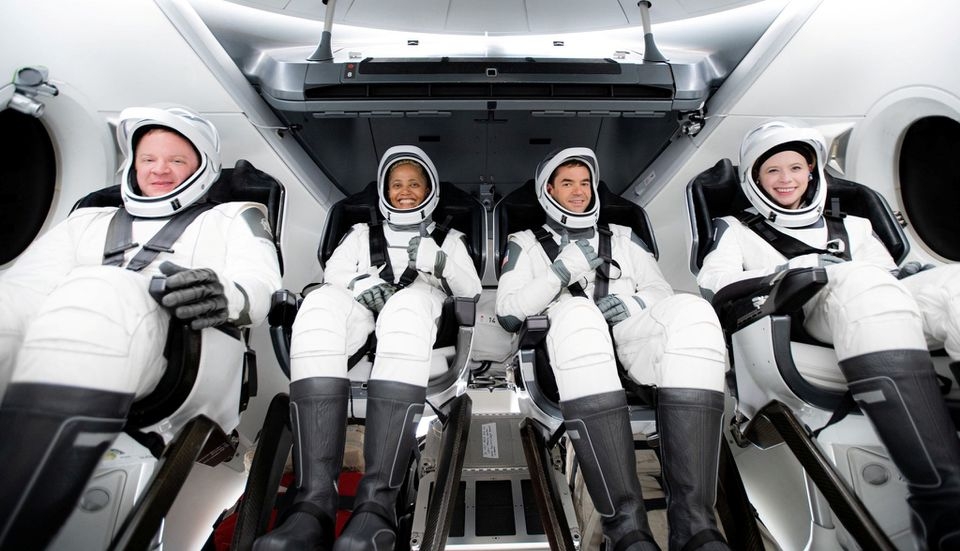 SpaceX đưa phi hành đoàn dân sự đầu tiên lên quỹ đạo