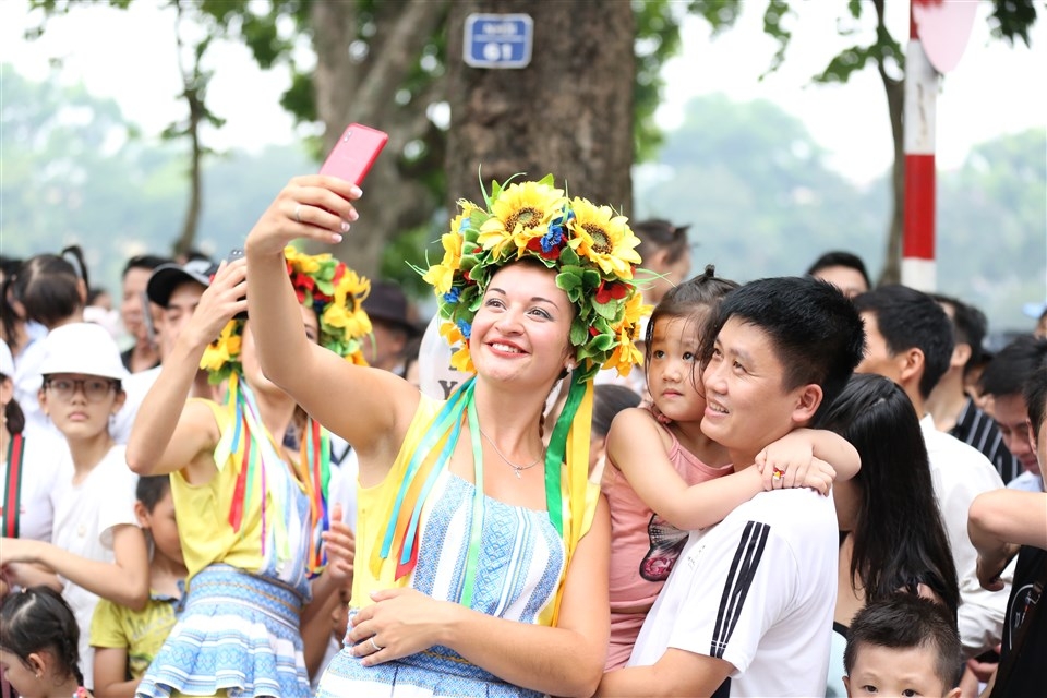 cuoi tuan nay ha noi lai tung bung voi carnival duong pho quanh ho guom
