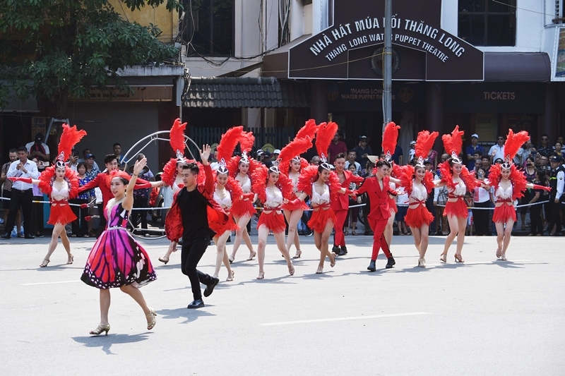 cuoi tuan nay ha noi lai tung bung voi carnival duong pho quanh ho guom