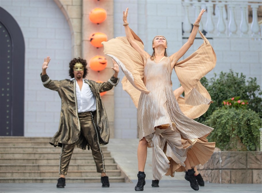 happy halloween du khach mien trung tay nguyen tiep tuc huong muc gia uu dai toi hon 60 khi toi ba na hills