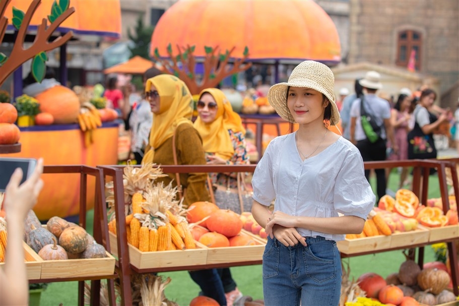 happy halloween du khach mien trung tay nguyen tiep tuc huong muc gia uu dai toi hon 60 khi toi ba na hills