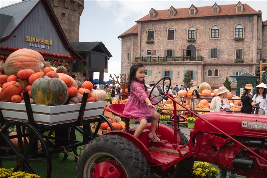 happy halloween du khach mien trung tay nguyen tiep tuc huong muc gia uu dai toi hon 60 khi toi ba na hills