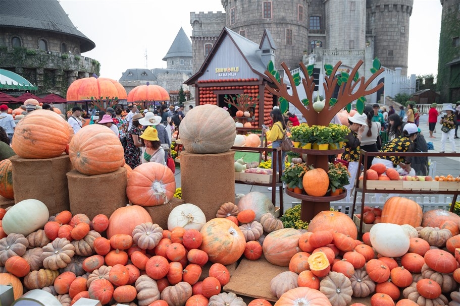 happy halloween du khach mien trung tay nguyen tiep tuc huong muc gia uu dai toi hon 60 khi toi ba na hills