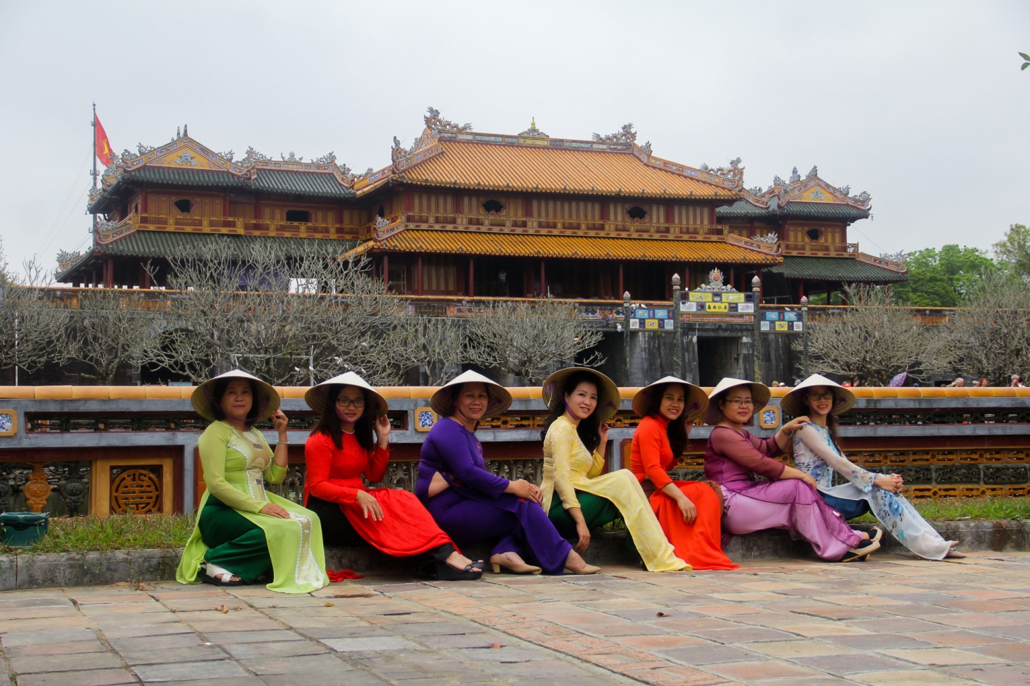 phu nu mac ao dai duoc mien phi tham quan cac diem di tich tai hue dip 2010