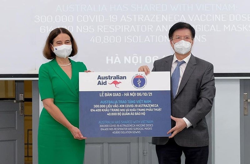 Australia bàn giao thêm 300.000 liều vaccine cùng nhiều trang thiết bị y tế cho Việt Nam