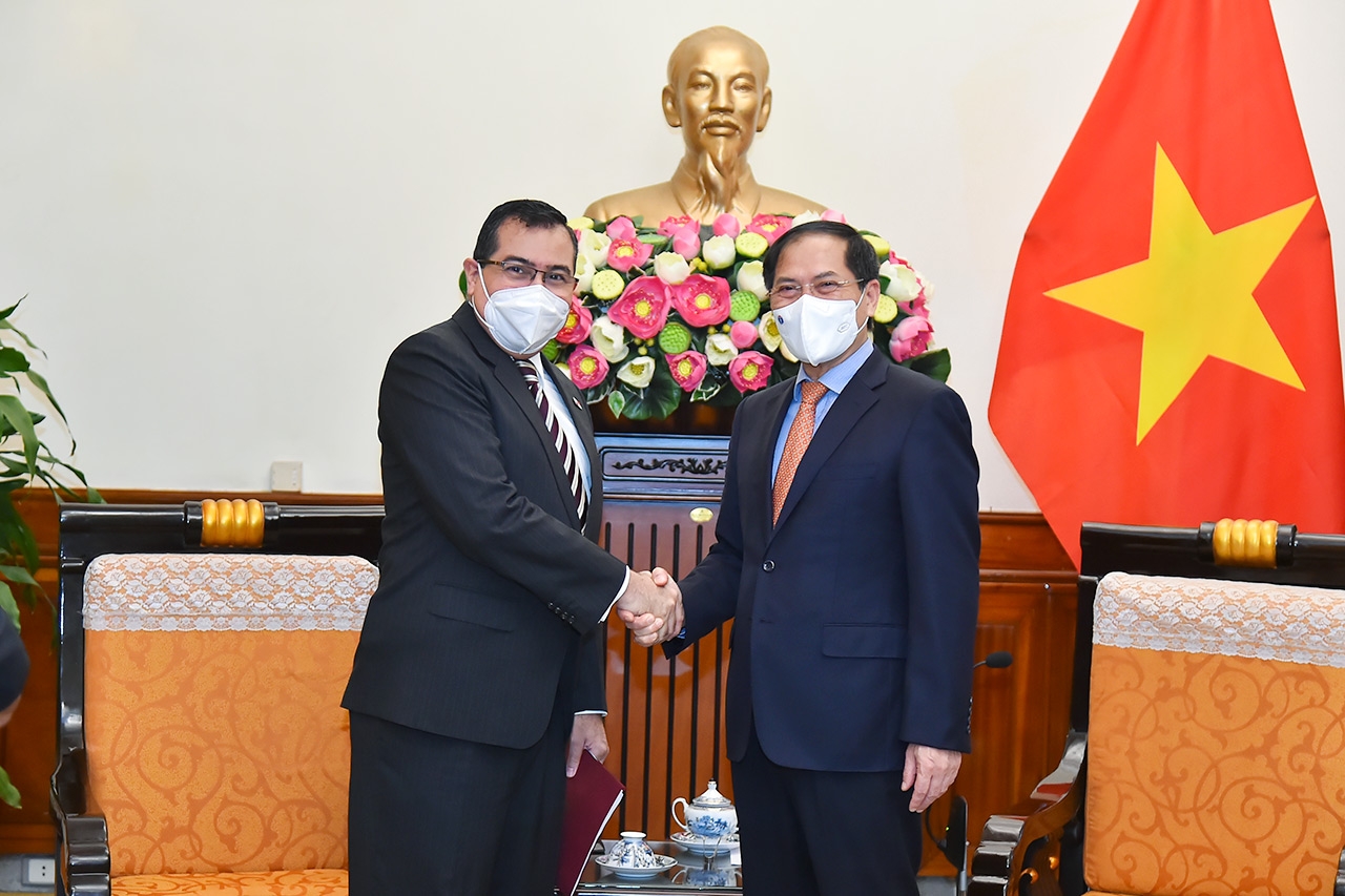 Bộ trưởng Ngoại giao Bùi Thanh Sơn tiếp Đại sứ Panama chào xã giao