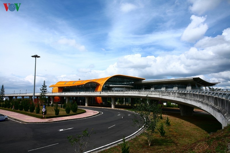 nha ga hang khong nhu bong hoa ruc ro tren cao nguyen