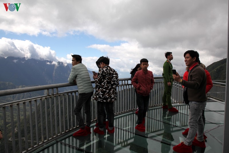 dong dao du khach ve thuong ngoan cau kinh cao nhat viet nam