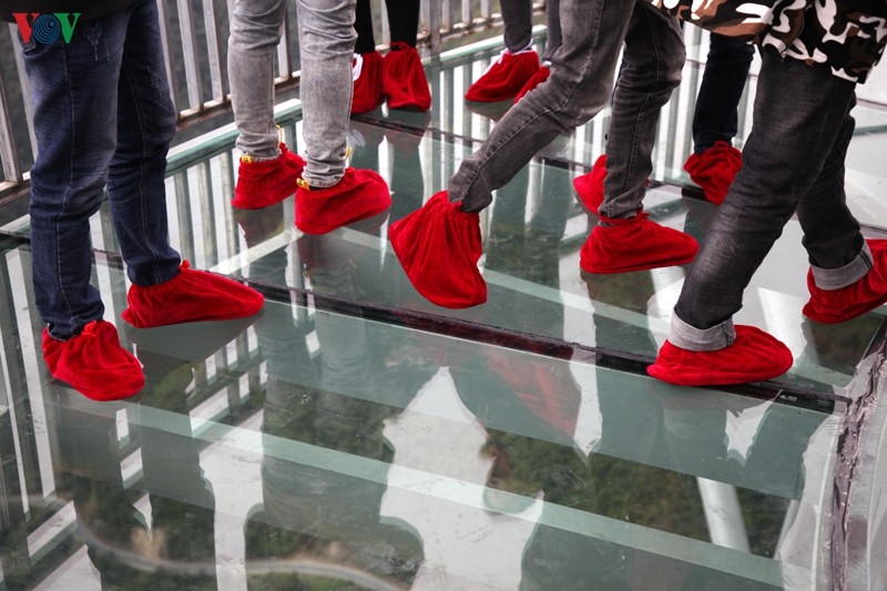 dong dao du khach ve thuong ngoan cau kinh cao nhat viet nam