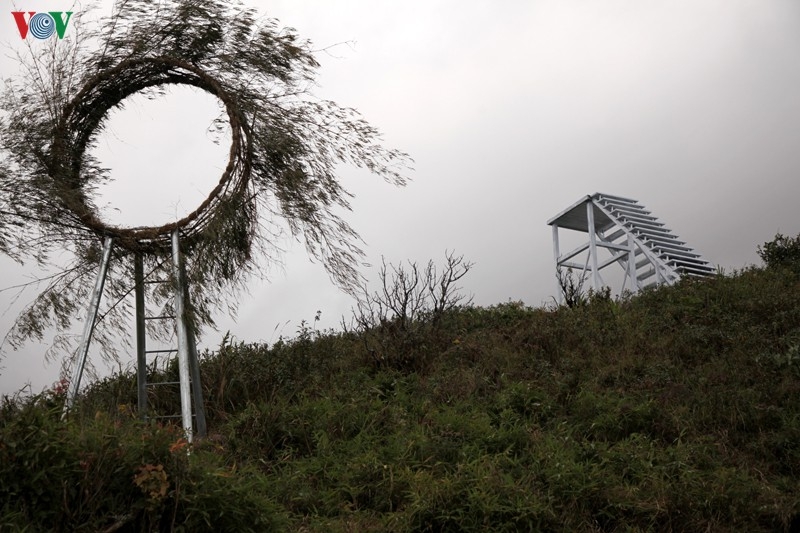 dong dao du khach ve thuong ngoan cau kinh cao nhat viet nam