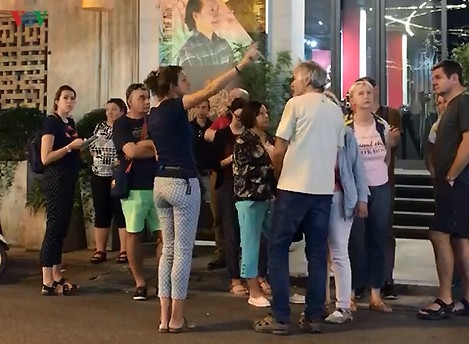 Hướng dẫn viên người nước ngoài ngang nhiên dẫn khách ở Hà Nội huong dan vien nguoi nuoc ngoai ngang nhien dan khach o ha noi