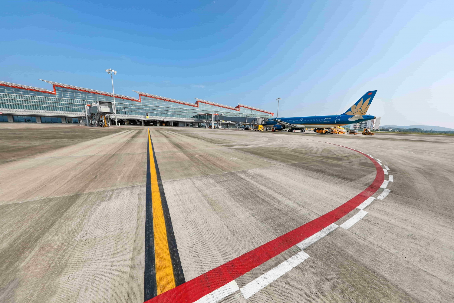 cang hang khong quoc te van don goc nhin tu mot chuyen gia kinh te