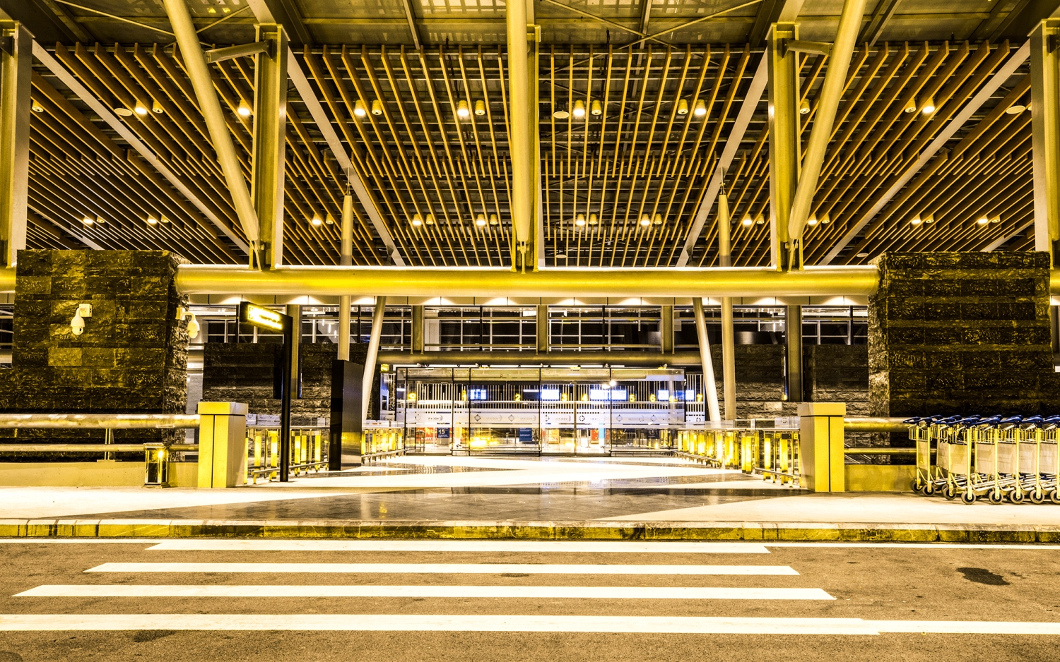 cang hang khong quoc te van don goc nhin tu mot chuyen gia kinh te