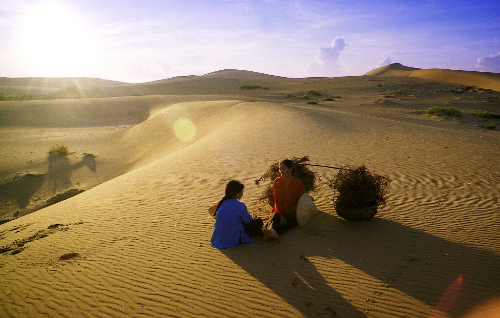 Xếp hạng di tích cấp tỉnh cho thắng cảnh Đồi cát bay Mũi Né xep hang di tich cap tinh cho thang canh doi cat bay mui ne