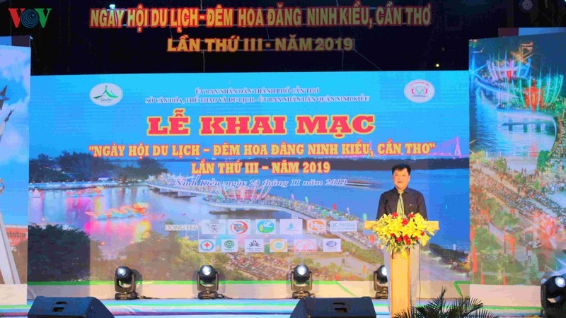 Độc đáo Đêm hoa đăng Ninh Kiều - Cần Thơ doc dao dem hoa dang ninh kieu can tho