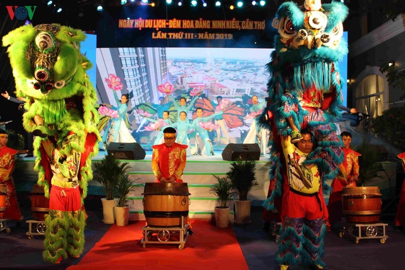 Độc đáo Đêm hoa đăng Ninh Kiều - Cần Thơ doc dao dem hoa dang ninh kieu can tho