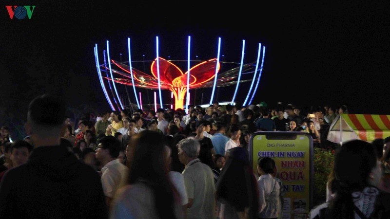 Độc đáo Đêm hoa đăng Ninh Kiều - Cần Thơ doc dao dem hoa dang ninh kieu can tho