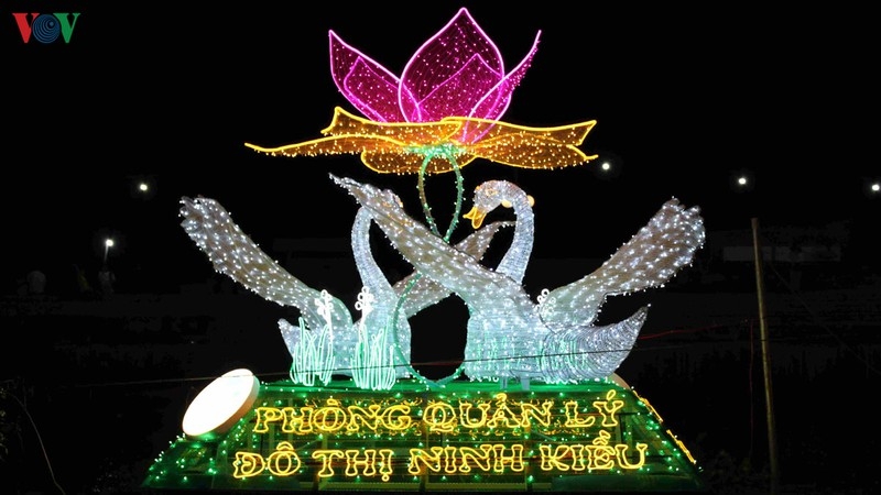 Độc đáo Đêm hoa đăng Ninh Kiều - Cần Thơ doc dao dem hoa dang ninh kieu can tho