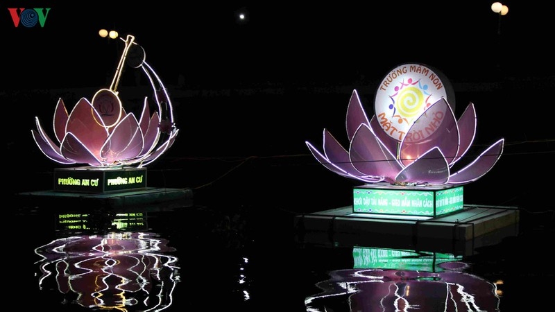 Độc đáo Đêm hoa đăng Ninh Kiều - Cần Thơ doc dao dem hoa dang ninh kieu can tho