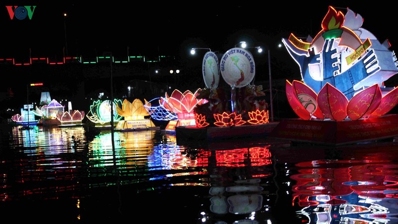 Độc đáo Đêm hoa đăng Ninh Kiều - Cần Thơ doc dao dem hoa dang ninh kieu can tho