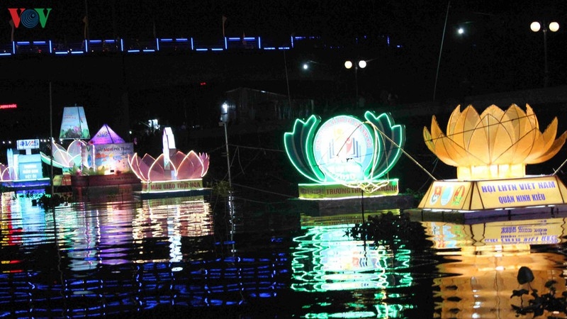 Độc đáo Đêm hoa đăng Ninh Kiều - Cần Thơ doc dao dem hoa dang ninh kieu can tho