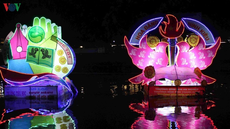 Độc đáo Đêm hoa đăng Ninh Kiều - Cần Thơ doc dao dem hoa dang ninh kieu can tho