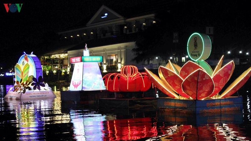 Độc đáo Đêm hoa đăng Ninh Kiều - Cần Thơ doc dao dem hoa dang ninh kieu can tho