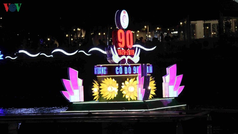 Độc đáo Đêm hoa đăng Ninh Kiều - Cần Thơ doc dao dem hoa dang ninh kieu can tho