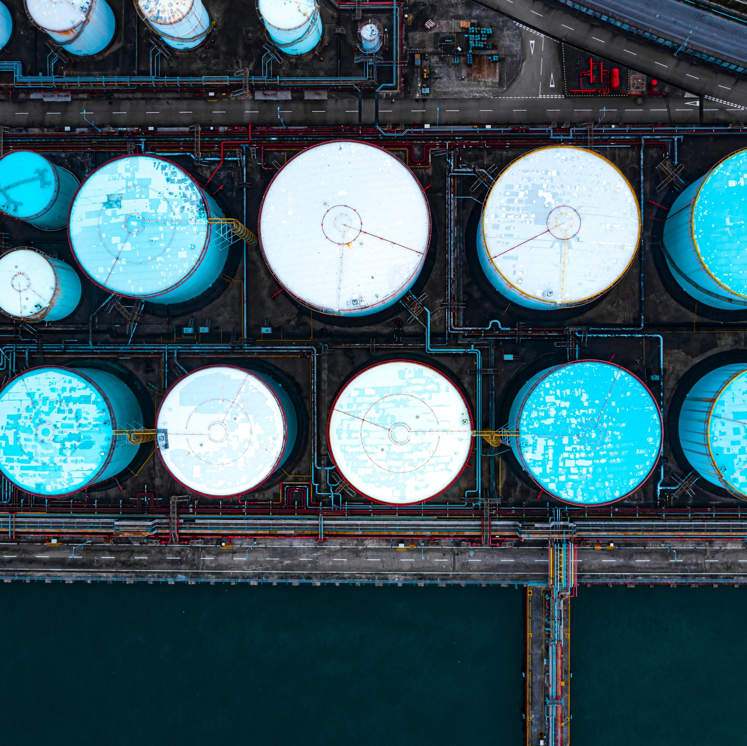 IEA hạ triển vọng nhu cầu dầu thế giới