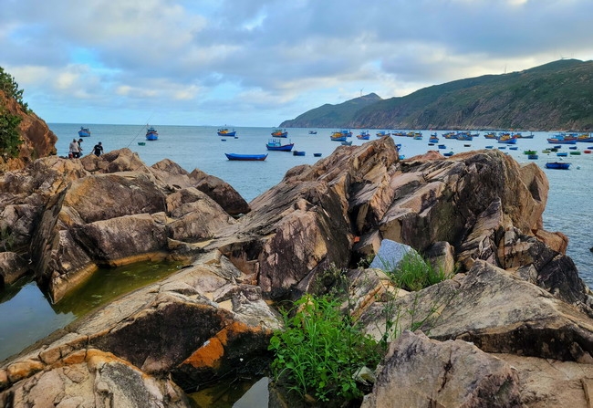 Gành đá bến cá Nhơn Lý Gành đá bến cá Nhơn Lý