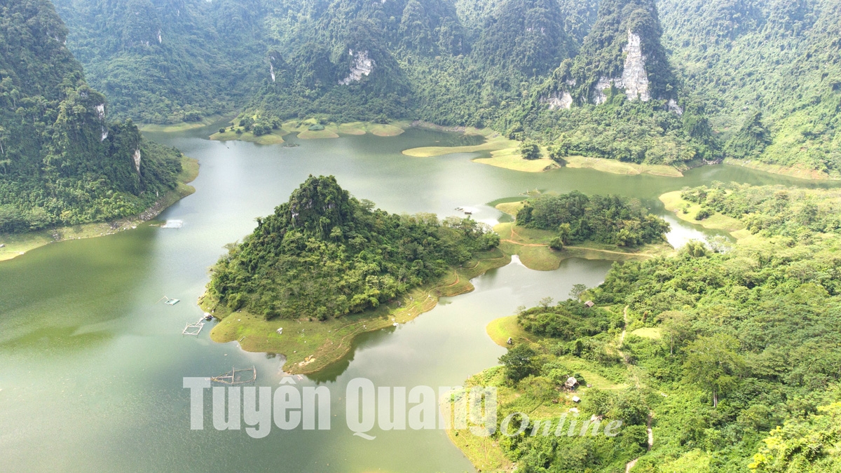 Vẻ đẹp nên thơ của hồ sinh thái Lâm Bình