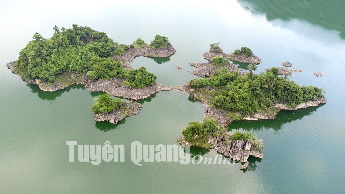 Vẻ đẹp nên thơ của hồ sinh thái Lâm Bình