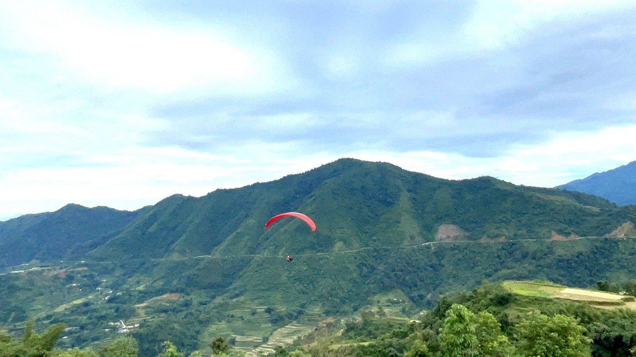 Bay dù lượn chiêm ngưỡng di sản Công viên địa chất toàn cầu UNESCO Non nước Cao Bằng