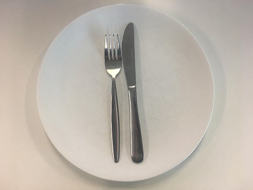 Ẩn ý sau cách xếp dao dĩa trên bàn ăn