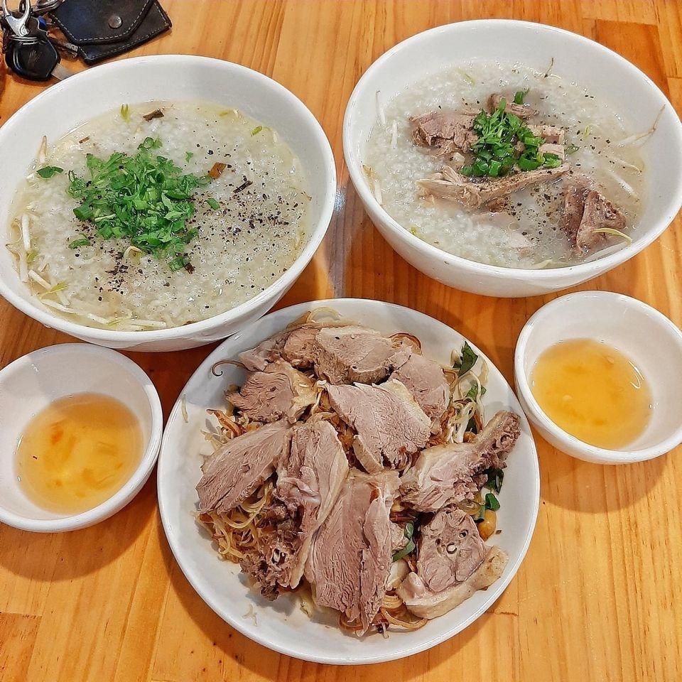 “Lạc trôi” giữa tuyến phố toàn món ngon