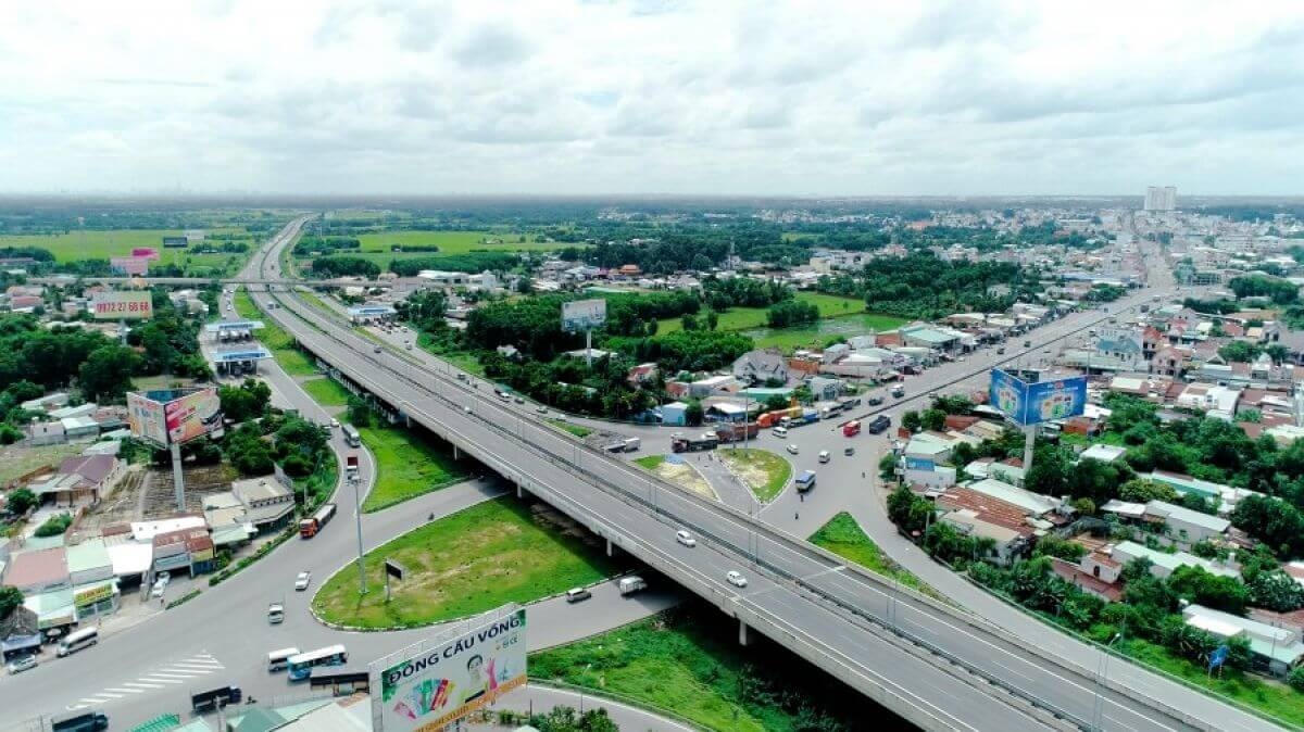 Bất động sản nhà ở ăn theo 