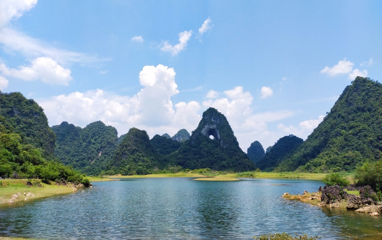 Những hồ nước thơ mộng ở Cao Bằng