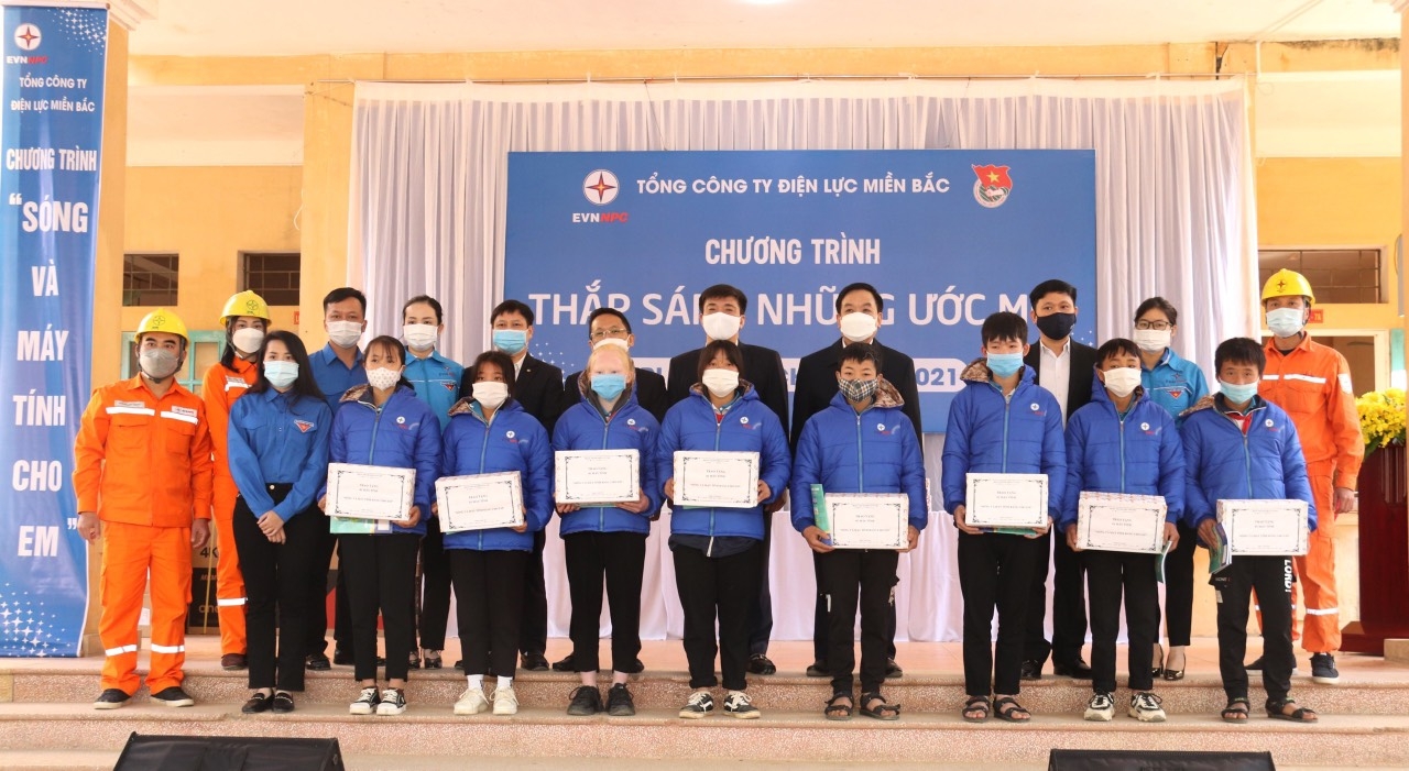 Tri ân khách hàng: EVNNPC thắp sáng ước mơ cho học sinh nghèo vùng cao