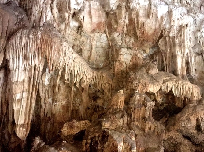 Ngỡ ngàng trước vẻ đẹp kỳ vĩ của hang động Khó Chua La