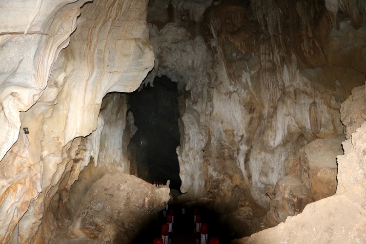 Ngỡ ngàng trước vẻ đẹp kỳ vĩ của hang động Khó Chua La