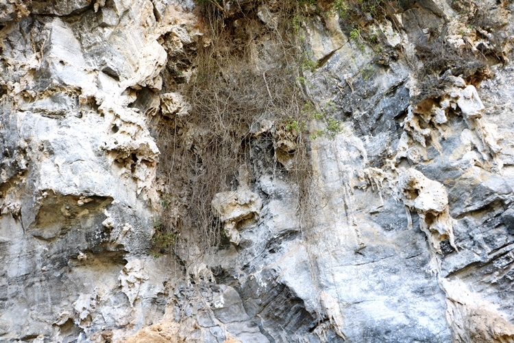 Ngỡ ngàng trước vẻ đẹp kỳ vĩ của hang động Khó Chua La